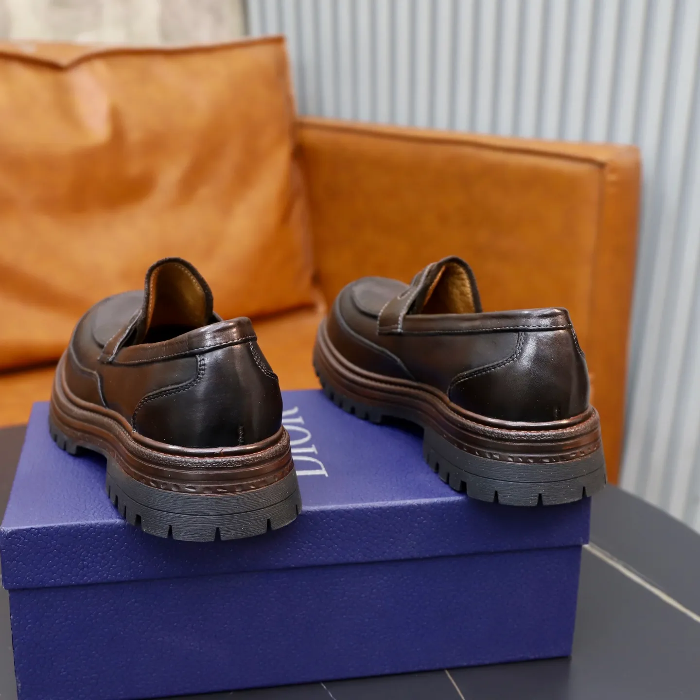 Factory price: 540💰 [Dior] Dior's new casual men's shoes are launched in Hong Kong counters. Official website 1:1 production. Italian washed cowhide + water-dyed leather lining. Designed by European and American masters. Perfect shape to create counter quality, solid color rubber wear-resistant outsole and classic dazzling head! Super versatile and very comfortable. High-end without losing taste, fashionable and novel! ! Absolute focus! 3 colors available! Code number 38-45